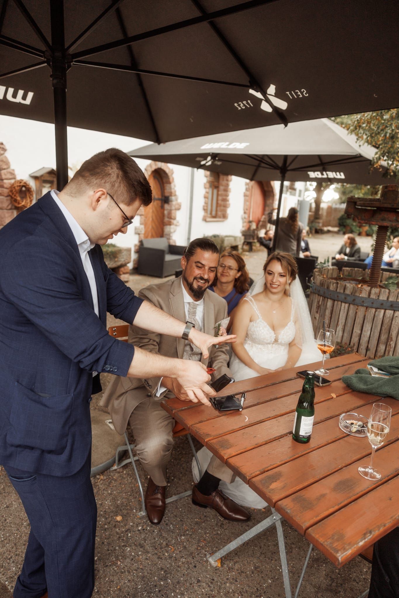 Zauberer Sven Wengerter verzaubert Gäste beim Sektempfang einer Hochzeit